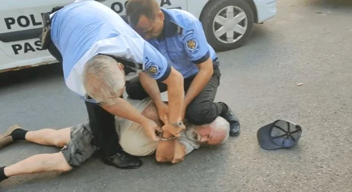 Bărbatul a fost pus la pământ de polițiștii locali FOTO: captura video