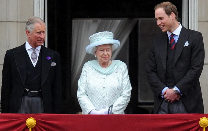 De la stânga la dreapta - prinţul Charles, regina Elisabeta a II-a şi prinţul William FOTO EPA-EFE