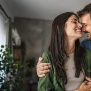 Cuplu zambind si imbratisandu se 2496174841 jpg