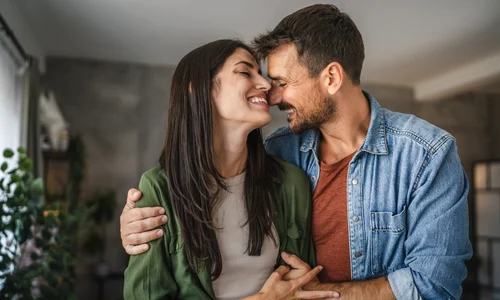 Cuplu zambind si imbratisandu se 2496174841 jpg