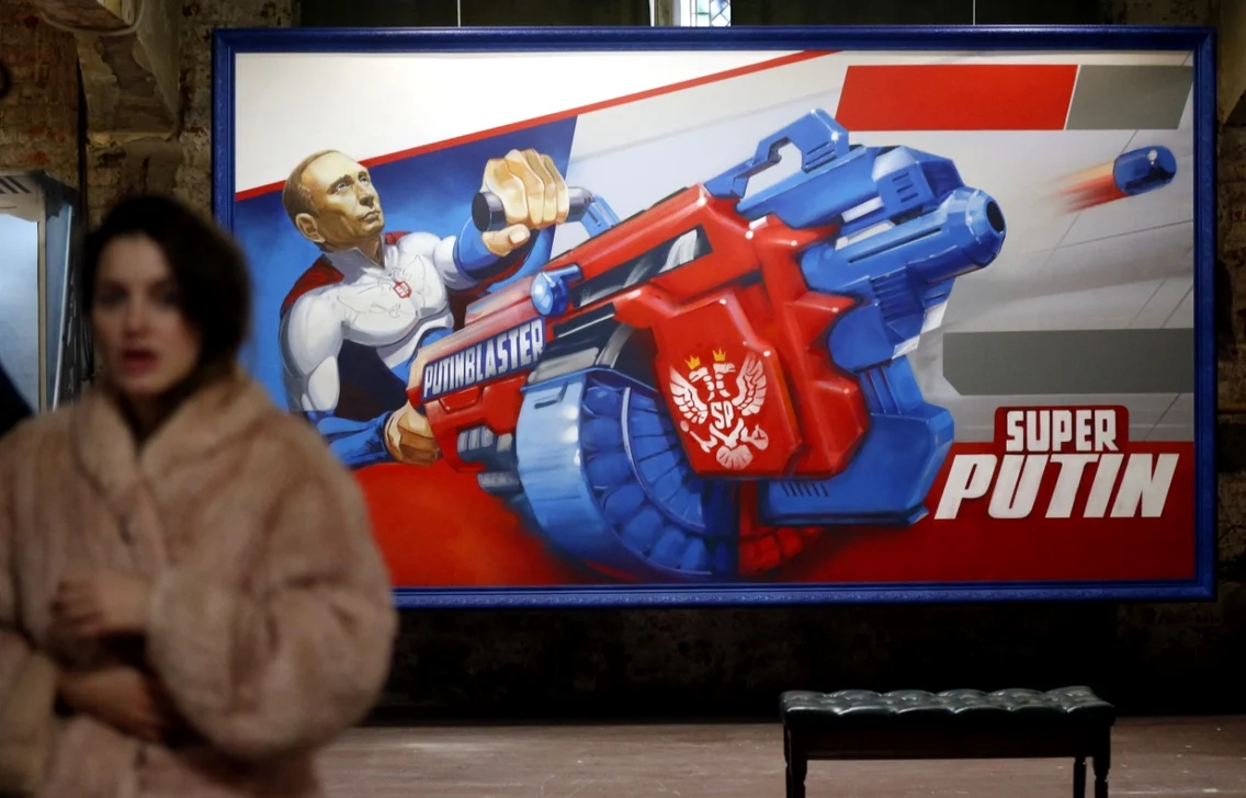 Expozitie de artă cu SuperPutin. FOTO EPA-EFE