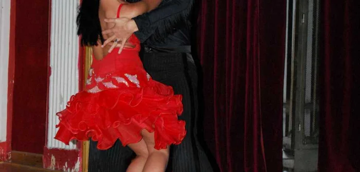 Cei doi gemeni dansează de mici