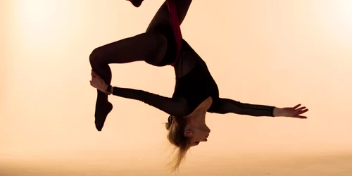 Gimnastă făcând o mișcare în aer Shutterstock jpeg