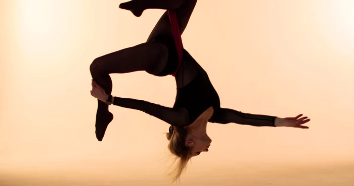 Gimnastă, mișcare în aer FOTO: Shuterstock
