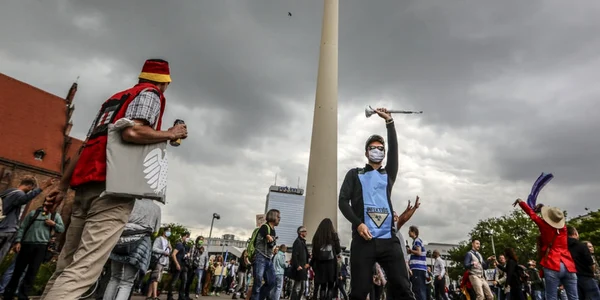 Protest la Berlin faţă de restricţiile impuse de autorităţi FOTO EPA-EFE