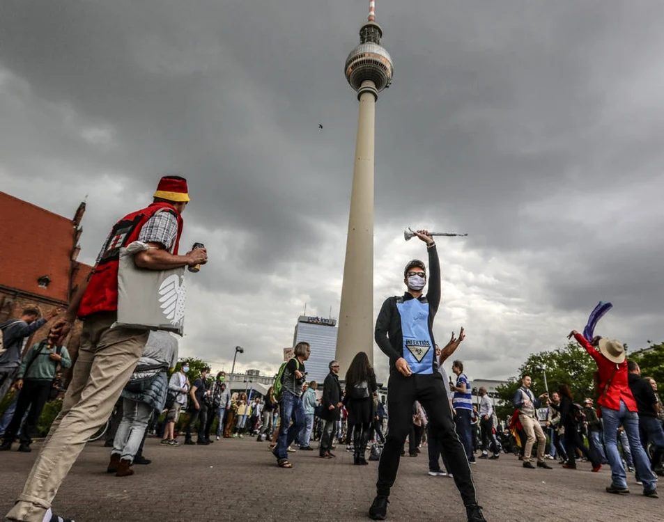 Protest la Berlin faţă de restricţiile impuse de autorităţi FOTO EPA-EFE
