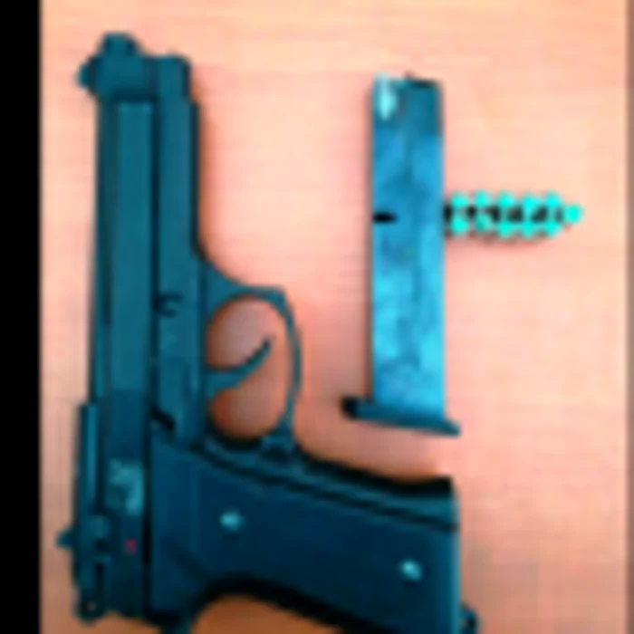 Oamenii legii au descoperit în maşina unui craiovean un pistol şi 11 cartuşe