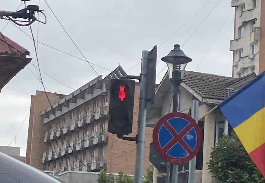 Semafor anapoda în centrul orașului Târgu-Jiu. Omulețul roșu, cu capul în jos. Primar: „Noroc c-au sesizat oamenii“