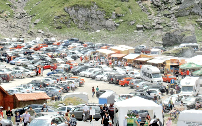 La sfârşit de săptămână, abia  găseşti un loc de parcare