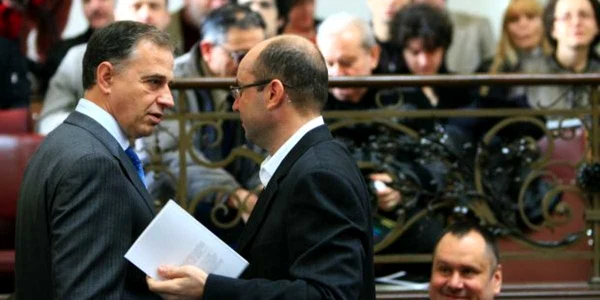 Cozmin Guşă (dreapta), la o discuţie cu Mircea Geoană (stânga)