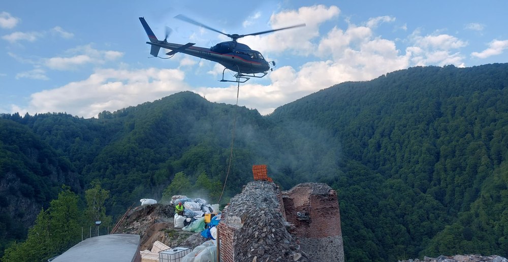 Cetatea lui Vlad Ţepeş va fi redeschisă abia în primăvara anului 2024. Materialele pentru restaurare sunt aduse cu elicopterul