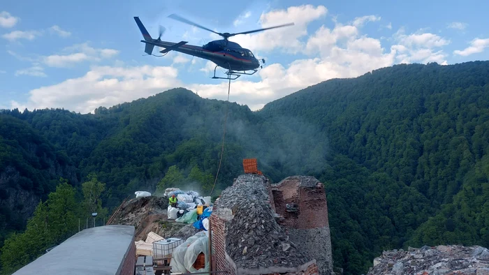 Materialele au fost transportate la Cetate cu ajutorul elicopterului Foto: CJ Argeș