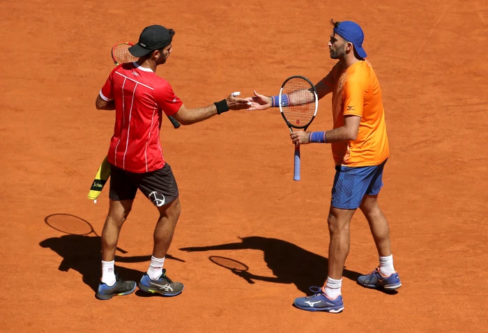 
    În ultimul act, Tecău şi Rojer au trecut de perechea Diego Schwartzman/Dominic Thiem (Argentina/Austria), scor 6-2, 6-3.Foto EPA  