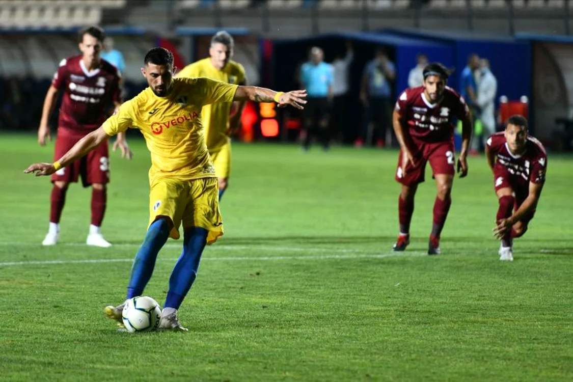 
    Arnăutu a deschis seria penalty-urilor ratate la PloieștiFOTO: Sportpictures.eu  