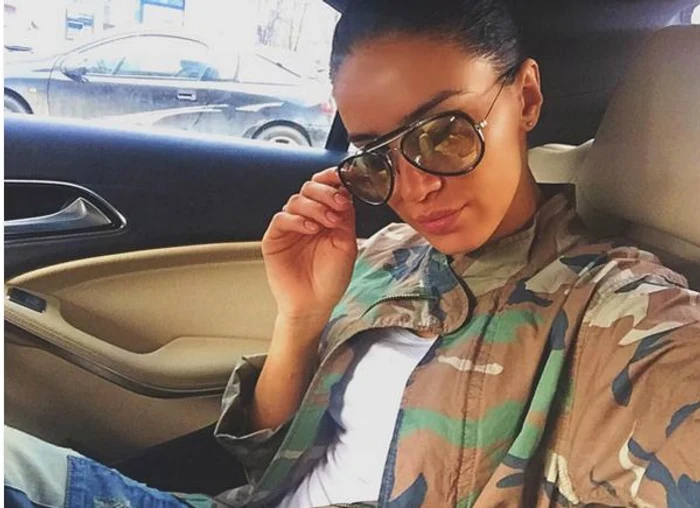 Adelina circulă prin oraş cu şoferul personal