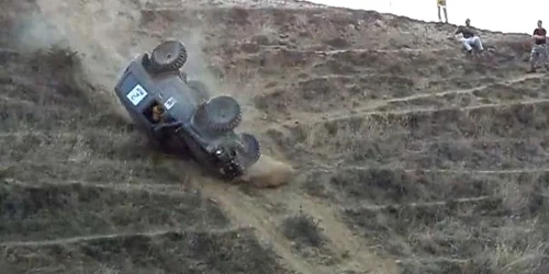 Maşină răsturnată la concursul offroad