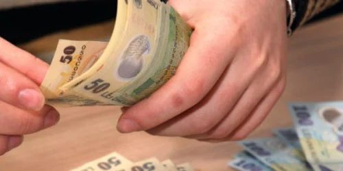 Românii preferă economiile în lei datorită dobânzilor mai mari 