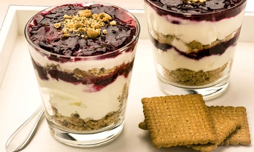 desert la pahar cu gem de coacaze jpg