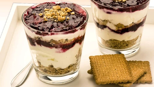 desert la pahar cu gem de coacaze jpg