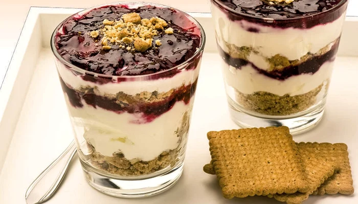 desert la pahar cu gem de coacaze jpg