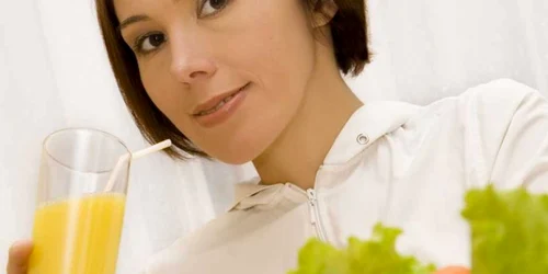 Sucul de fructe făcut în casă conţine multe minerale, vitamine şi fibre