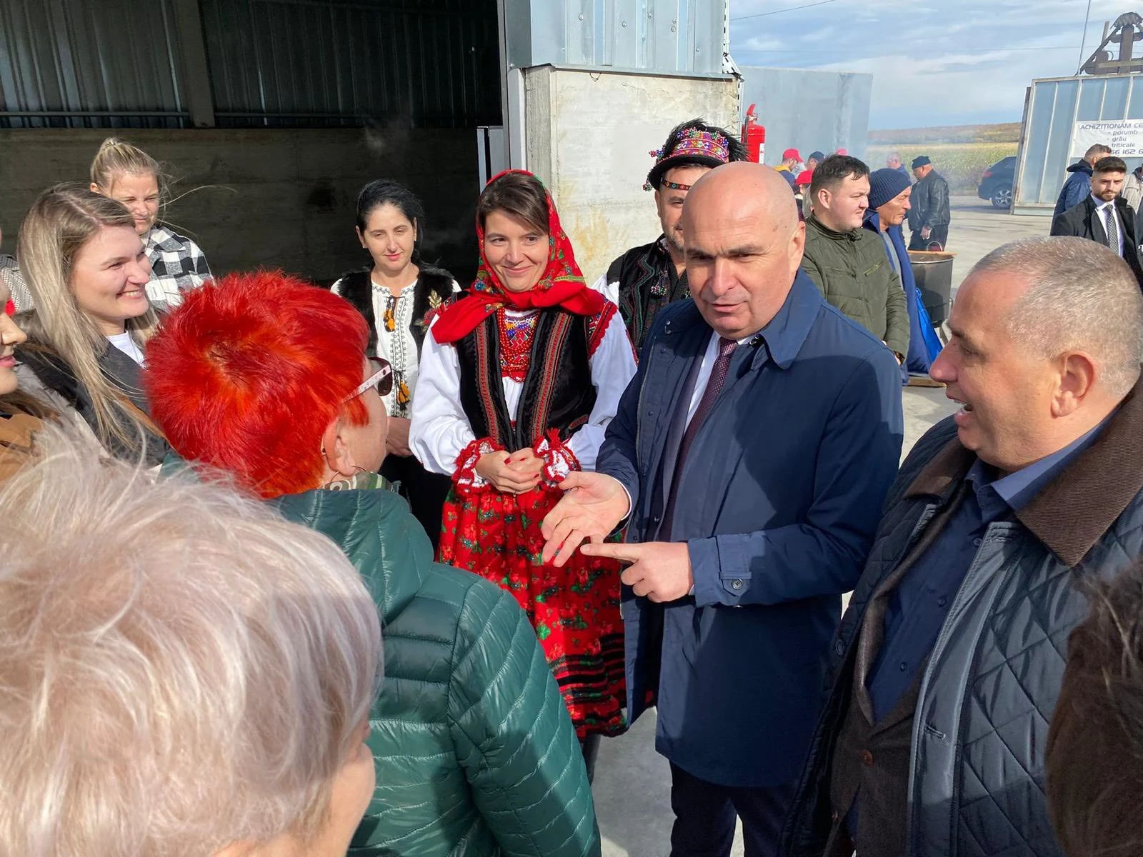 Premierul Ilie Bolojan, vizită la un producător român din industria alimentară. „Ei sunt coloana vertebrală a economiei româneşti!”