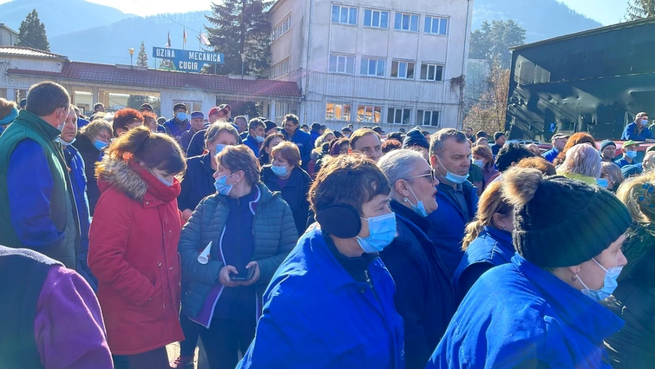 Protestele angajaţilor au început vineri, când au avut loc două proteste spontane la ambele fabrici de armament.