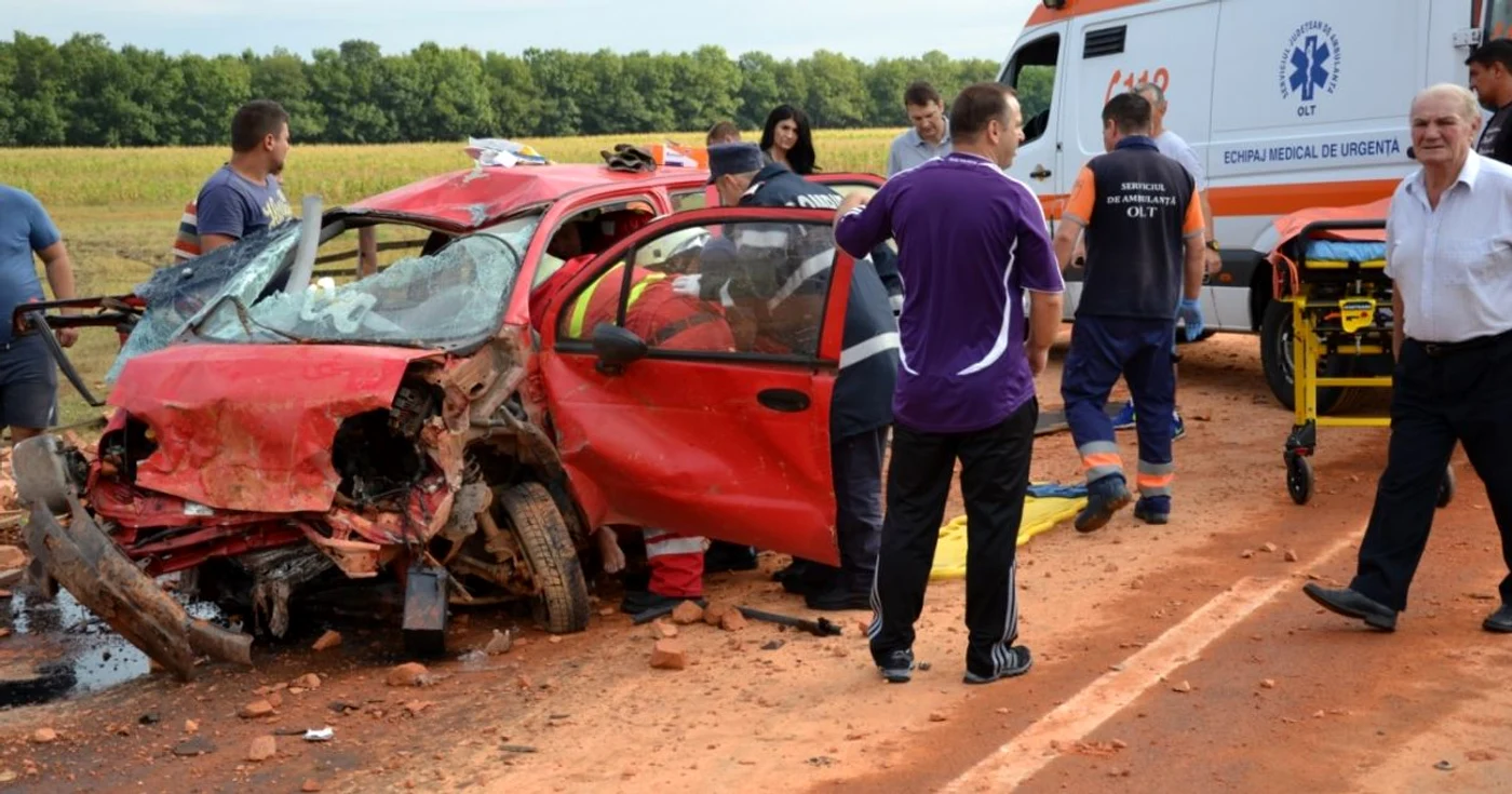 Toţi cei trei pasageri din autoturism au ajuns la spital FOTO: ISU Olt