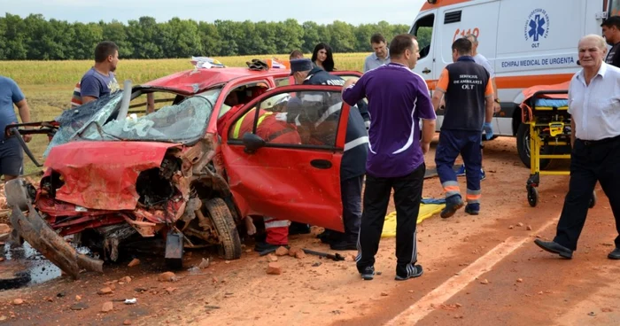 Toţi cei trei pasageri din autoturism au ajuns la spital FOTO: ISU Olt