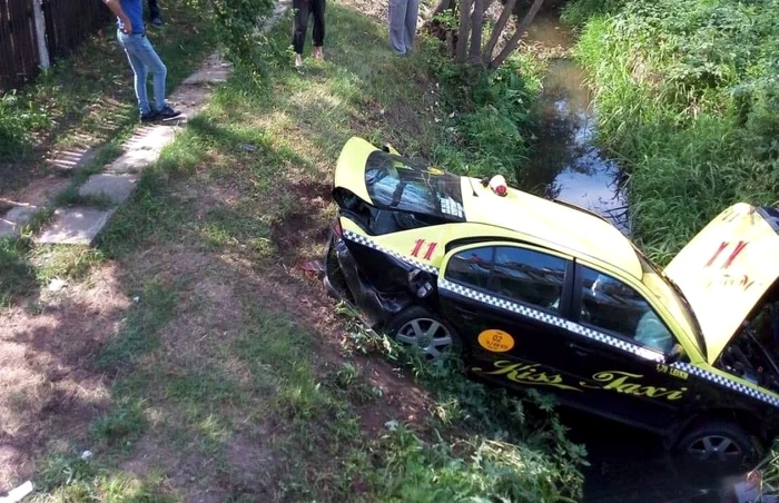 Ocupanţii din taxi au ajuns la spital