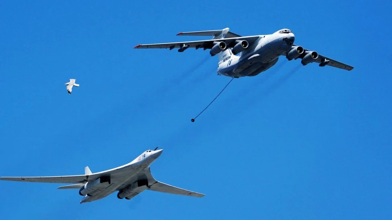 Imaginile vechi cu aeronave care participă la sărbătorile
Zilei Victoriei deasupra Moscovei, etichetate incorect pe Twitter FOTO via BBC