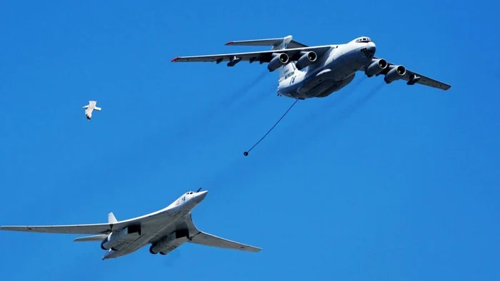 Imaginile vechi cu aeronave care participă la sărbătorile
Zilei Victoriei deasupra Moscovei, etichetate incorect pe Twitter FOTO via BBC