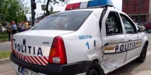 Maşina de poliţie lovită era parcată regulamentar