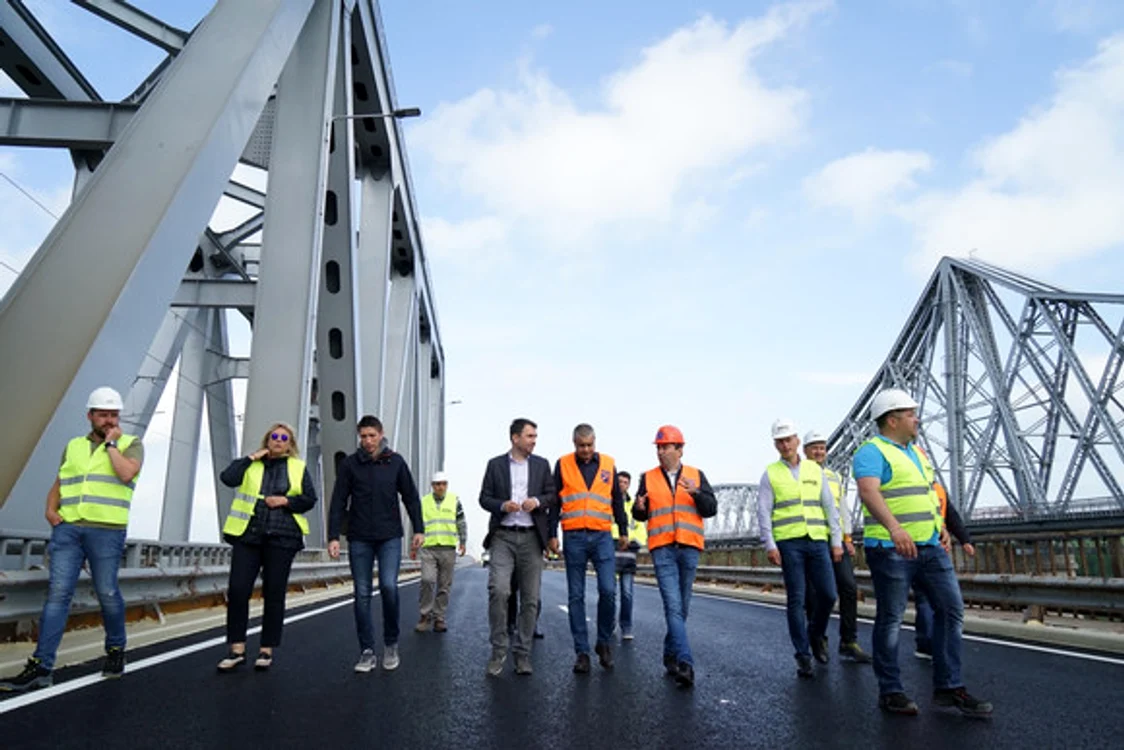 Ministrul Transporturilor, Cătălin Drulă, a ales să plece cu trenul pentru a vedea lucrările de la Podul CernavodăFotografii: Facebook/Cătălin Drulă