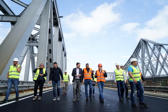 
    Ministrul Transporturilor, Cătălin Drulă, a ales să plece cu trenul pentru a vedea lucrările de la Podul CernavodăFotografii: Facebook/Cătălin Drulă  