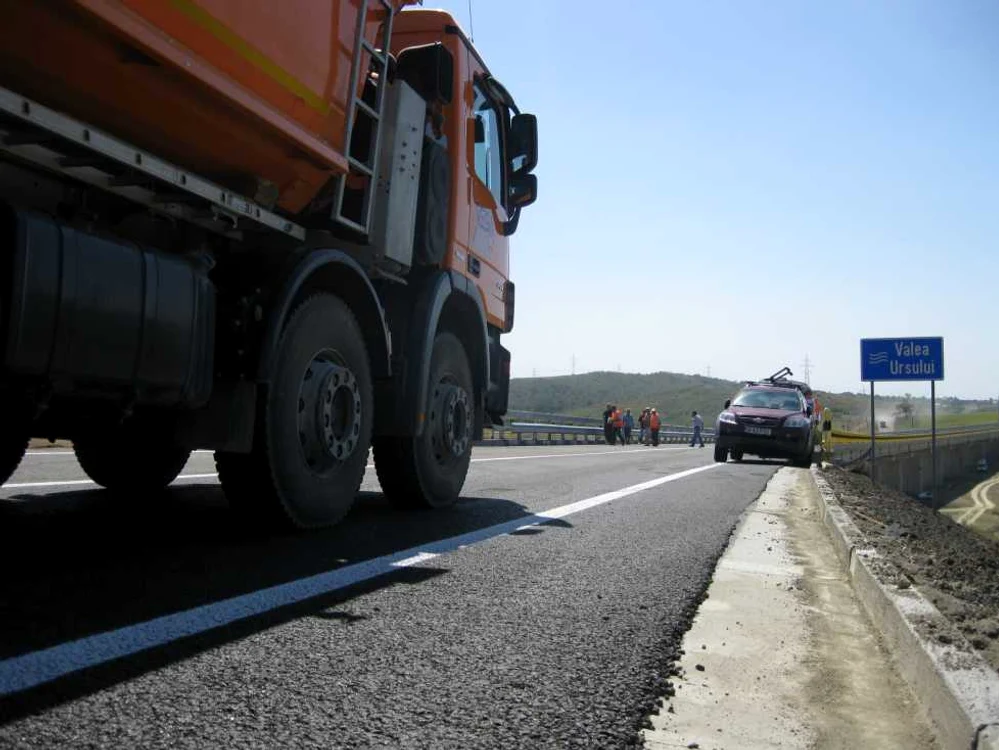 Un camion testează structura de rezistenţă a viaductului de pe centura Iaşiului
