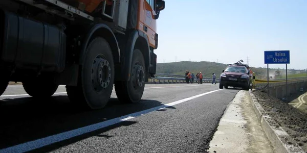 Un camion testează structura de rezistenţă a viaductului de pe centura Iaşiului