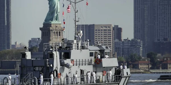Imaginea Zilei / O ambarcaţiune de patrulă a Academiei Navale americane navighează pe lângă Statuia Libertăţii la Parada Navelor de Flotă în New York Harbor New York City SUA FOTO Guliver / Getty Images / Drew Angerer / 23 mai 2019