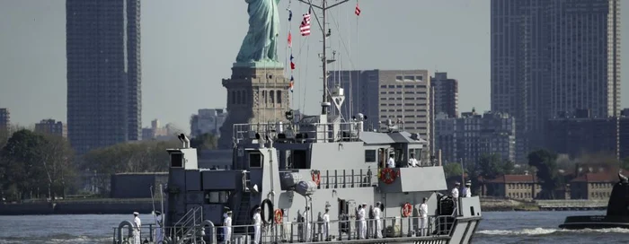 Imaginea Zilei / O ambarcaţiune de patrulă a Academiei Navale americane navighează pe lângă Statuia Libertăţii la Parada Navelor de Flotă în New York Harbor New York City SUA FOTO Guliver / Getty Images / Drew Angerer / 23 mai 2019