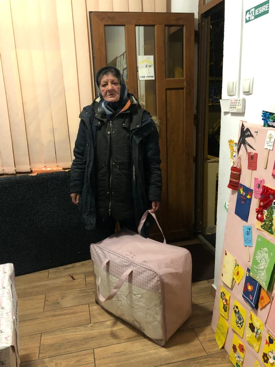 Lucrurile care multora le prisosesc ajung la cei mai puțin norocoși FOTO: arhiva preot C. Aldea