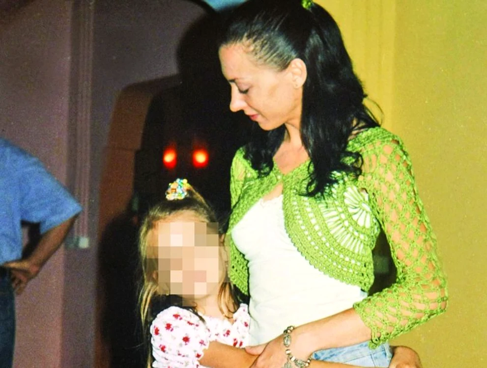 Alina Bodnaru,  alături de fetiţa  ei, Alexandra, în  vârstă de 12 ani