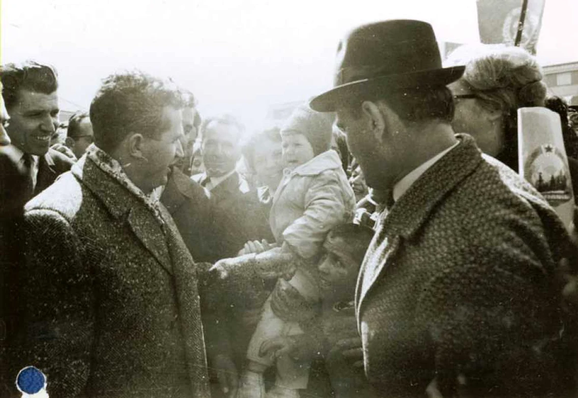 Nicolae Ceauşescu întreţinându-se cu cetăţenii din Medgidia - Constanţa (aprilie 1968) Cota 93-1968 Fototeca online a comunismului românesc