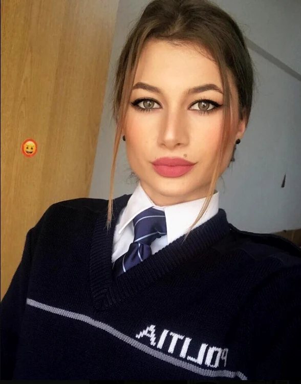 
    Aceasta este una dintre polițistele a cărei fotografie a fost promovată pe pagina de Facebook a Poliției Române  