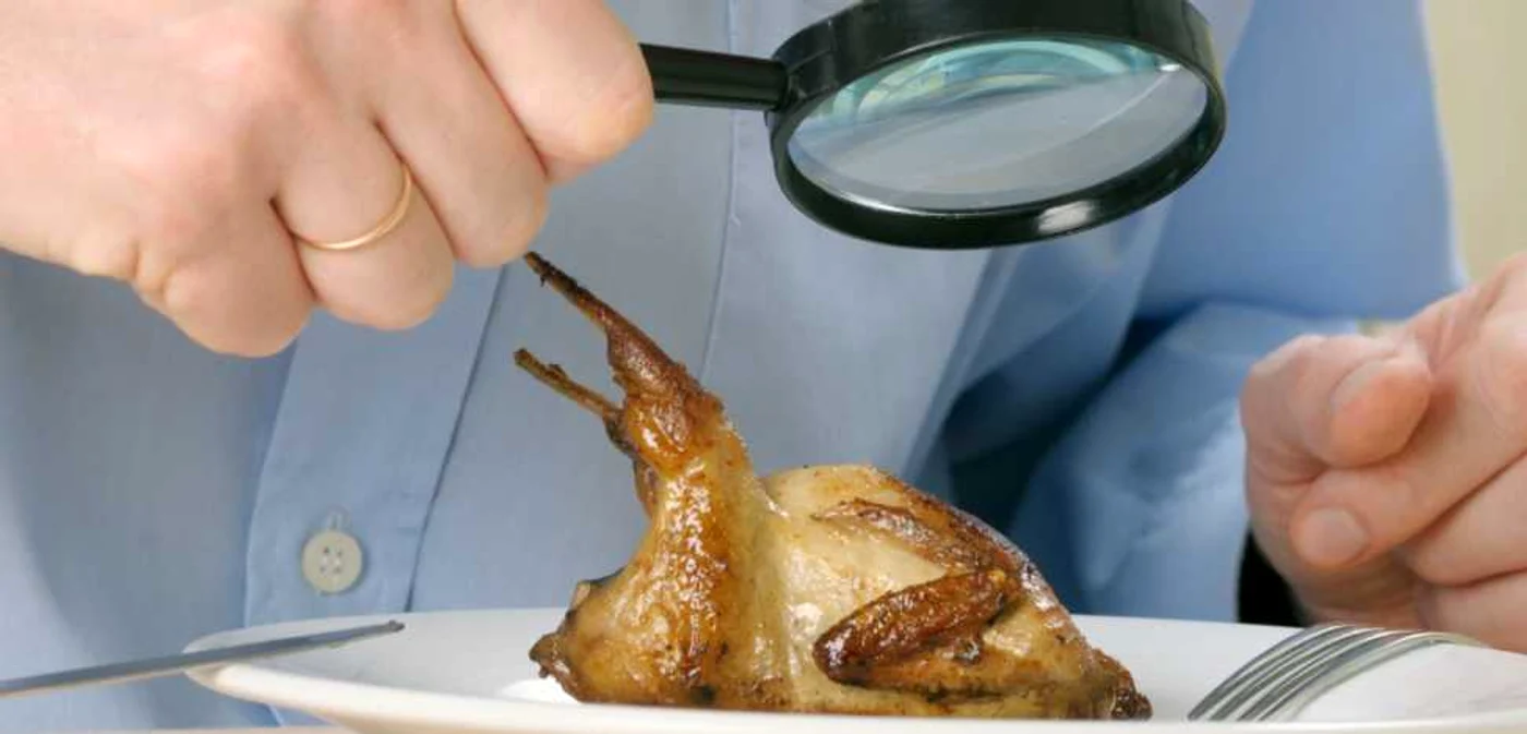 Un studiu publicat în European Journal of Clinical Nutrition a indicat că atât mâncarea de tip fast-food, cât şi cea din restaurant cresc aportul de grăsimi şi grăsimi saturate, colesterol, sodiu şi de calorii în organism, în comparaţie cu mâncarea gătită şi mâncată acasă. FOTO Shutterstock
