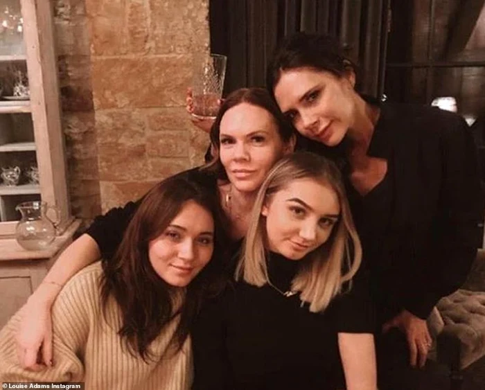 Familia Victoria a făcut Crăciunul cu creatoarea de modă, David şi cei patru copii