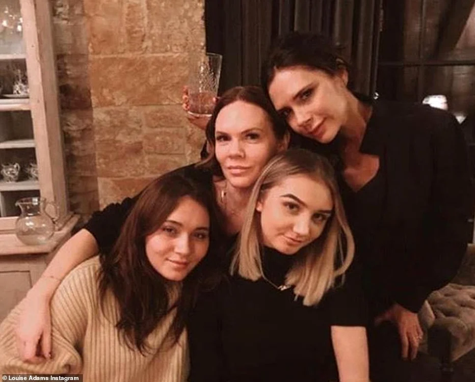 Familia Victoria a făcut Crăciunul cu creatoarea de modă, David şi cei patru copii