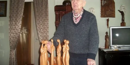 Maestrul Eduard Costin alături de "masa ielelor" cea mai îndrăgită operă a sa