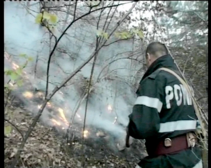Pompierii lichidează incendiul. FOTO: ARHIVĂ
