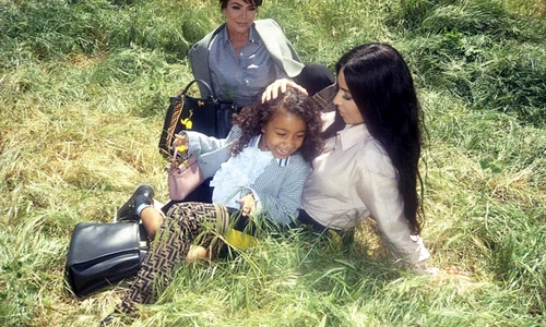 Kim Kardashian, sa mère Kris Jenner et sa fille North West réunies pour la nouvelle campagne Fendi "Peekaboo" jpeg