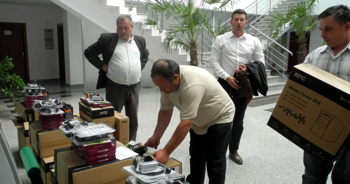 Opt şcoli din judeţul Arad au intrat în posesia calculatoarelor